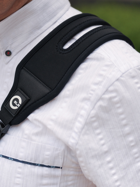 ショルダーパッドは幅広でフィット感も良い