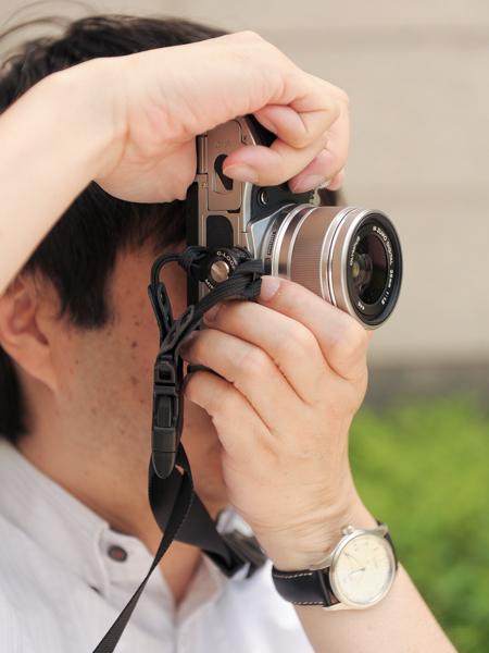 C-Loop miniはカメラの動きに合わせて回転するため、縦位置でも問題なく構えられる