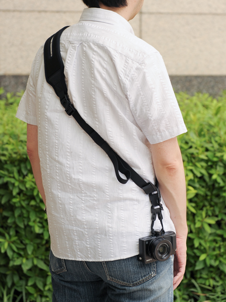 LUMIX DMC-LX100を提げたところ