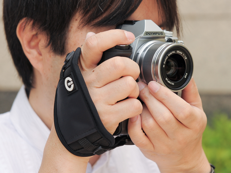 構えたところ。ミラーレスカメラの場合、バッテリーグリップと組み合わせるとちょうど良い