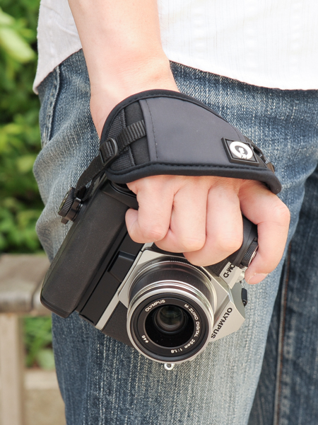 このような形でカメラをホールドできる