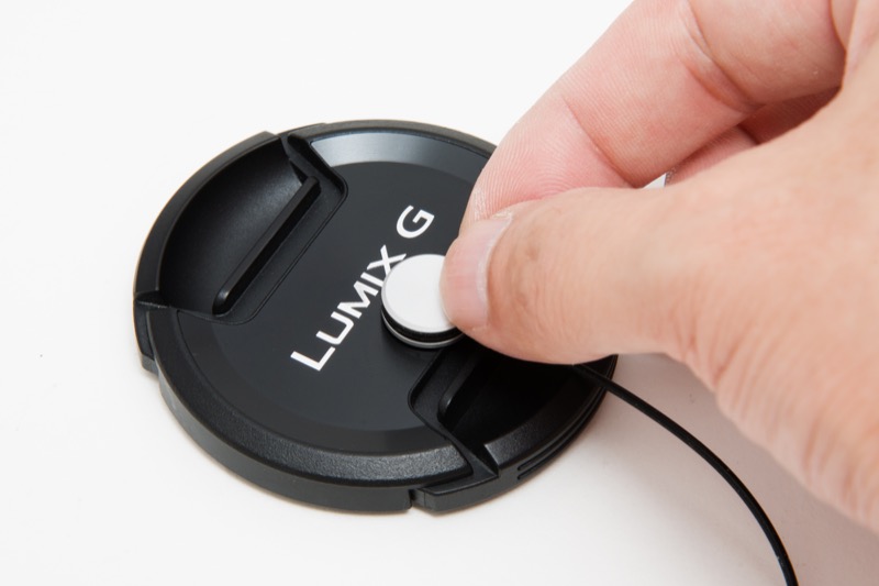 レンズキャップにヘッドを貼る。ここではシルバーを使用。黒いレンズキャップとのコントラストが綺麗だ