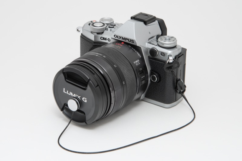 これで完成。キャップを落として紛失する心配がない。なおレンズキャップだけでなく、フードの脱落防止にも使える