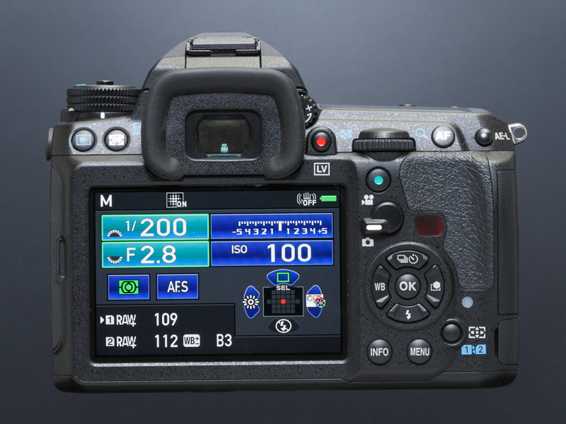 背面ボタンのレイアウトは前モデルを踏襲。前モデルでは液晶の下部にあったRICOHのロゴはなくなった