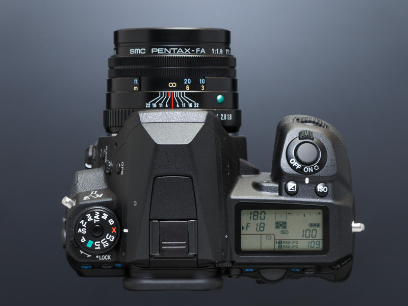 ホットシューの前面がやや盛り上がっているので、市販の外部フラッシュやアクセサリーによっては装着できない場合がある