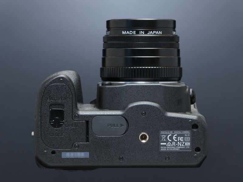 底面には、オプションのバッテリーグリップ用の接点などを装備。リコーイメージングの社名は小さく記されている