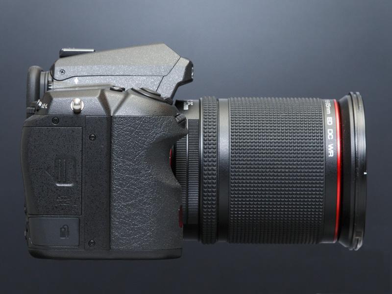 右側面にSDカードスロットがあり、その下のカバー内にはケーブルスイッチ端子がある