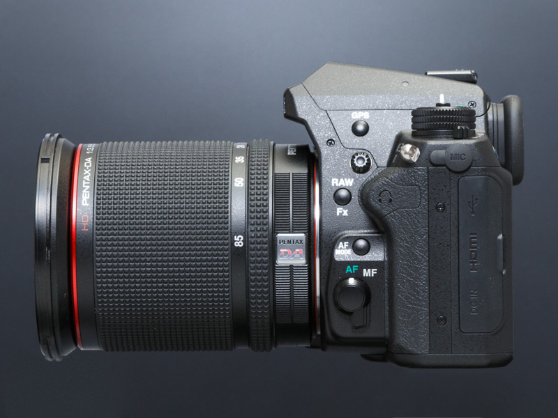 左側面には、シンクロソケットのほか、割り当てのカスタマイズが可能なRAW/Fxボタンなどを備える