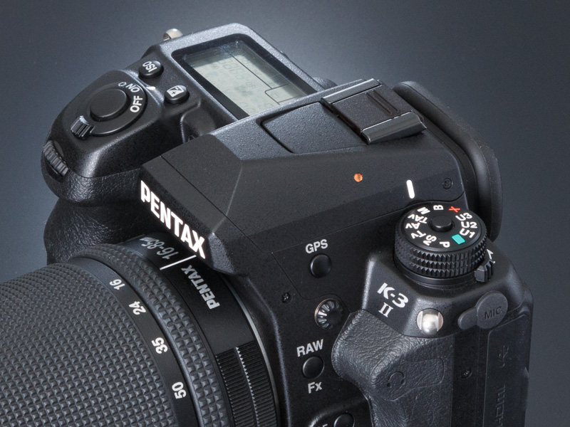 コマンダーとしても使える内蔵ストロボが省かれたことは、個人的には少々残念。フラッシュよりもGPS重視の人にはありがたいだろう