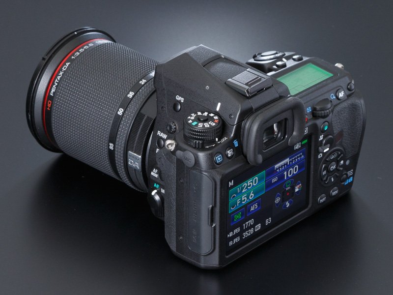 これまでと同じく、側面にAFモードボタンとフォーカスモードレバーを装備。AF測距点は、背面の測距点移動ボタンを押してから、十字キーで選択する