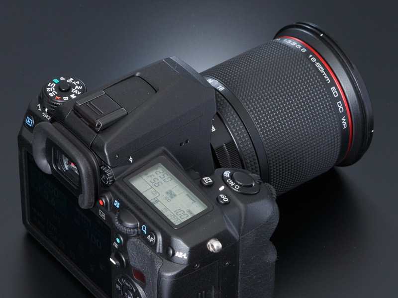 キットレンズのひとつ「HD PENTAX-DA 16-85mm F3.5-5.6ED DC WR」を装着した状態。電源を入れると約0.3秒で素早く起動し、天面の表示パネルおよび背面の液晶モニターに各種の撮影情報が表示される