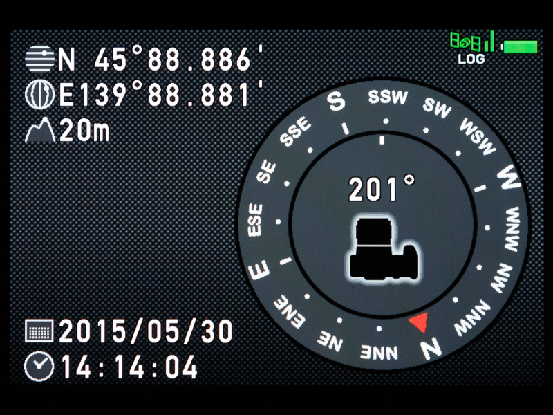 電子コンパスの画面。内蔵した3軸地磁気センサーと3軸加速度センサーによって、カメラの向き（方位）がグラフィカルに表示される。また画面左では、撮影地の緯度、経度、高度、協定世界時を確認できる