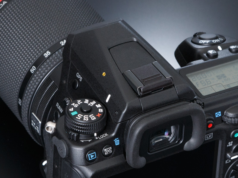 左肩のモードダイヤルでは、一般的なP/Tv/Av/Mモードのほか、同社独自のSvモード（感度優先）やTAvモード（シャッター＆絞り優先）が選べる