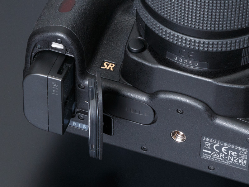 電源はリチウムイオン充電池「D-LI90P」を継承。撮影可能コマ数は、前モデルと同じくCIPA準拠で約720枚となる