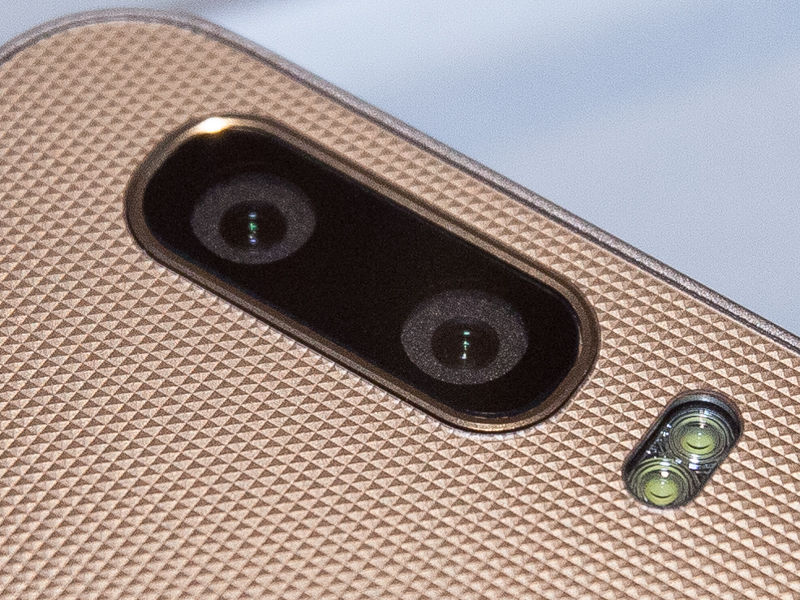 外側に2つのカメラを搭載するのが特徴