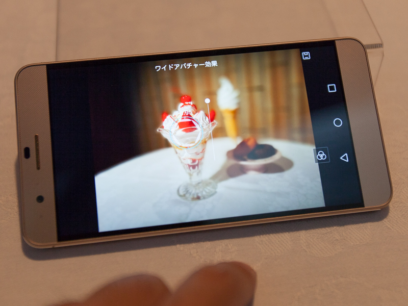 ワイドアパーチャの例。手前の苺にタッチして、フォーカス位置を合わせたところ