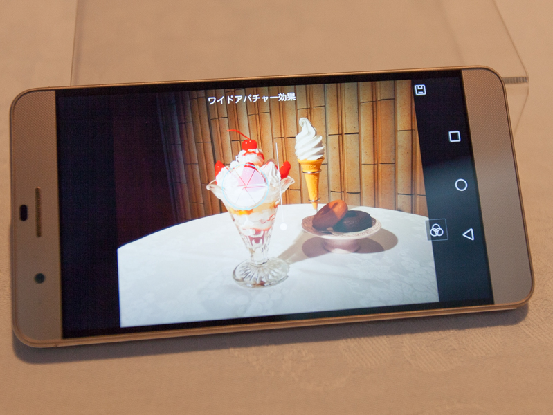 “絞り値”のスライダーを動かすとパンフォーカスにすることも可能