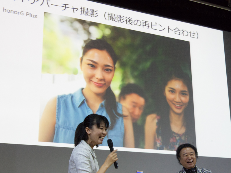 篠山さんは自らを写し込んでワイドアパーチャの機能を解説。「余計なものはボカせます（笑）」と篠山さん