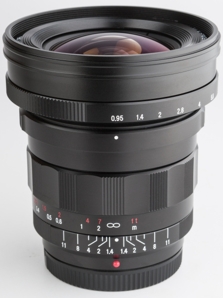 マイクロフォーサーズマウントのMF単焦点レンズだ。電子接点は搭載していない