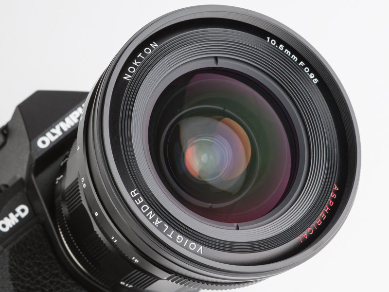 絞り羽根は10枚。フィルター径は72mmだ。非球面レンズを2枚採用し、ASPHERICALと赤い刻印が入る