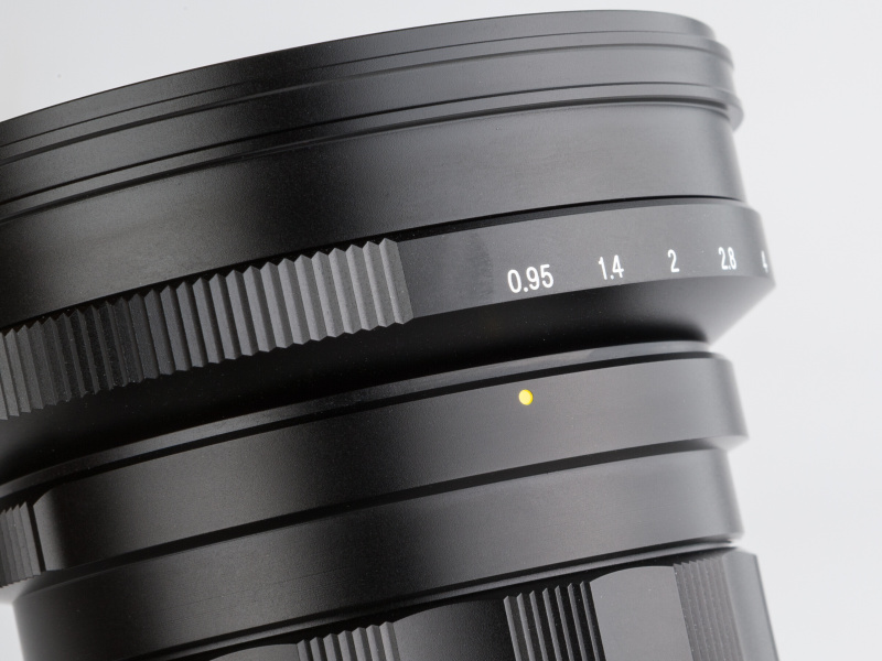 絞りリング直下のリングを押し回すことで、絞りリングのクリックの有無を切り替えられる