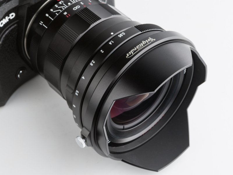 カブセ式の花型フードは、側面のネジで固定する。フィルターの上からも装着可能だ