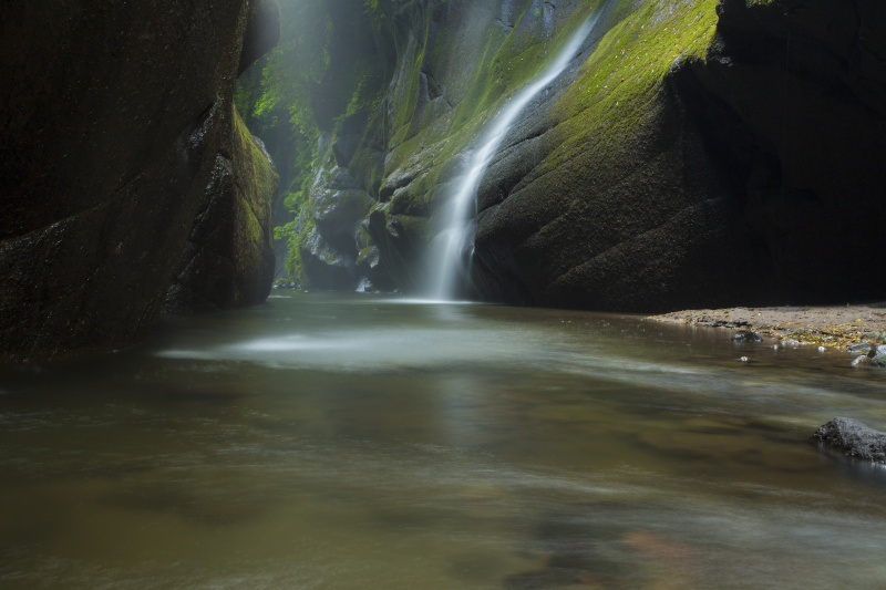 川の中に三脚を立てて撮影。水の流れでぶれないように三脚のまわりを大きめの岩で固定した。キヤノンEOS 5D Mark III／EF17-40mm F4L USM／40mm／絞り優先AE（F16、6秒、-0.3EV）／ISO 200／WB：太陽光
