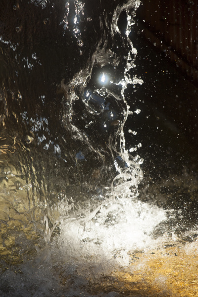 暗い庭園にある水流が速い滝。ISO感度を1600に設定し、シャッター速度を上げて撮影した。キヤノンEOS 5D Mark II／EF70-200mm F4L IS USM／200mm／シャッター優先AE（F4、1/1,600秒）／ISO1600／WB：太陽光／10/27 9:53（晴れ）