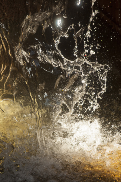 しぶきの表情を高速シャッターで連続撮影。被写体の水の表情が変化すると同時に、ハイライトとシャドウが混在し露出が変わりやすい。マニュアル露出にするか、あるいは絞り優先AEなどで撮影する場合はAEロックで露出を安定させよう