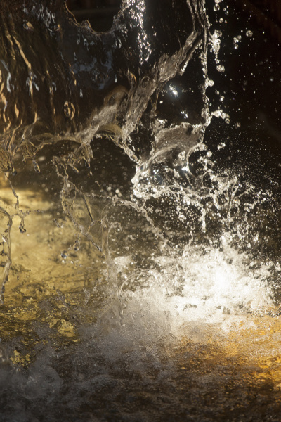 しぶきの表情を高速シャッターで連続撮影。被写体の水の表情が変化すると同時に、ハイライトとシャドウが混在し露出が変わりやすい。マニュアル露出にするか、あるいは絞り優先AEなどで撮影する場合はAEロックで露出を安定させよう
