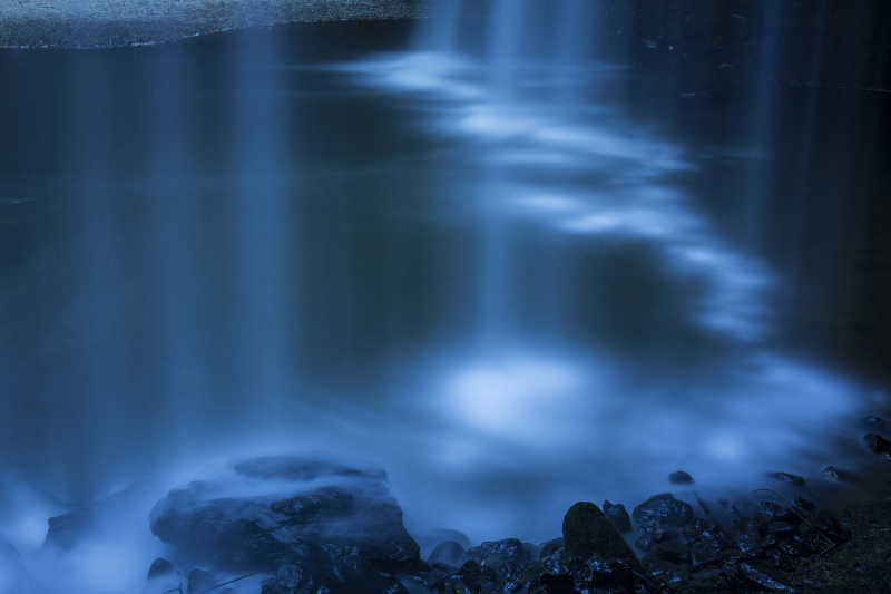 滝が落ちる水面のカーブを意識してカメラ位置を決定。滝の近くで撮影するとしぶきでレンズが濡れるので1枚撮影するごとにレンズクリーナーで水を拭き取った。キヤノンEOS 5D Mark III／EF24-70mm F4L IS USM／47mm／マニュアル露出（F18、30秒）／ISO320／WB：太陽光／5/24 14:53（曇り）