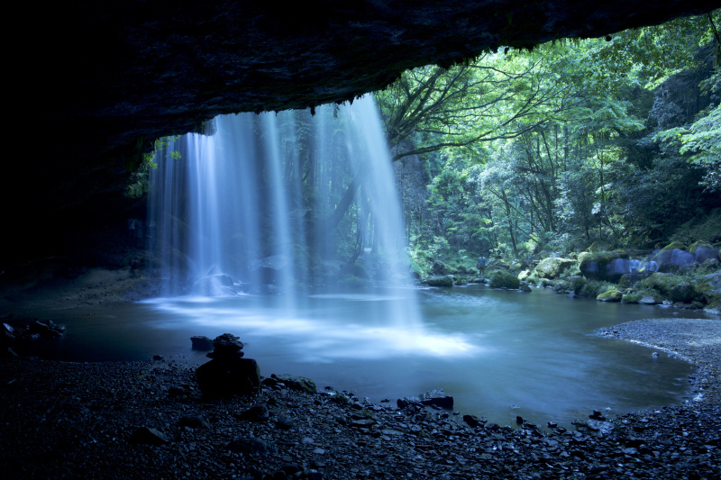 滝を裏から撮影した現場カット。光のラインに視線が行くのがわかる