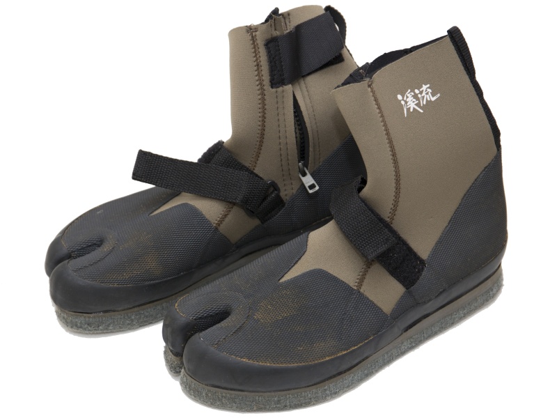 筆者愛用の渓流釣り用の靴「タビ」。指先の感覚に優れ、タビ型構造で脱ぎ履きもしやすい