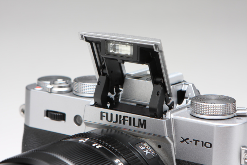 X-T1に無くて、X-T10にあるものといえばストロボ。ガイドナンバーは7（ISO200・m）。記念写真などでは出番が多そうだ。