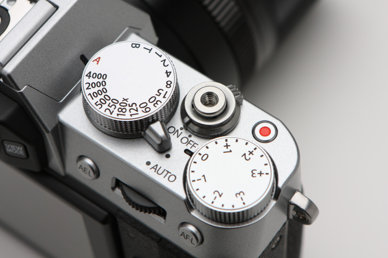 シャッターダイヤルと同軸とするレバーは、アドバンストSRオートへの切り換え用。シャッターボタンにはレリーズ用のネジ穴が切られている。