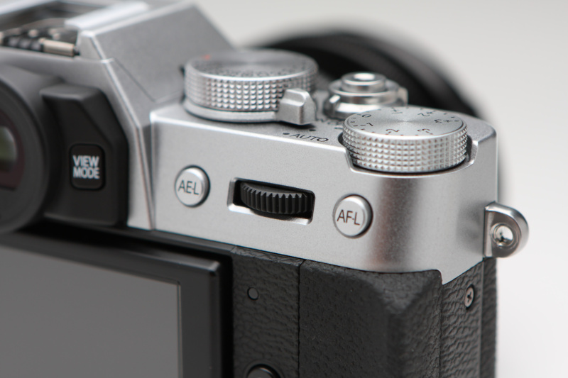 前後にコマンドダイヤルを配置。フロントコマンドダイヤルは、電子シャッターを選択した際、1/4,000秒よりも速いシャッター速度の設定も行う。