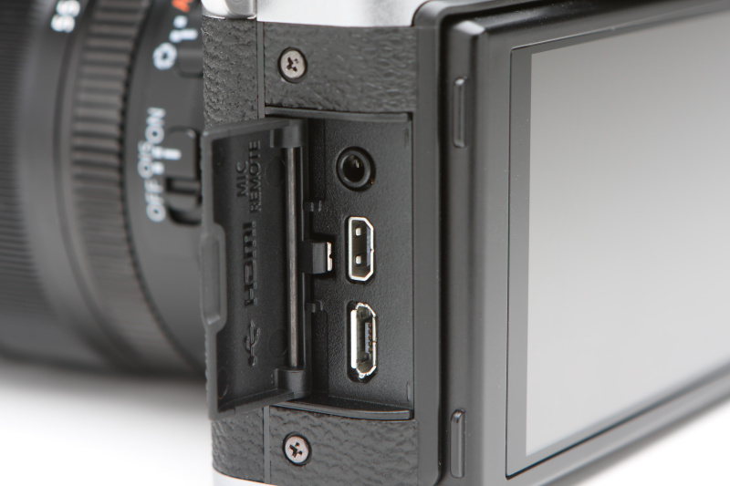 インターフェースは、上よりマイクロフォン端子、HDMIマイクロ端子（Type D）、マイクロUSB端子（リモートレリーズ端子兼用）。