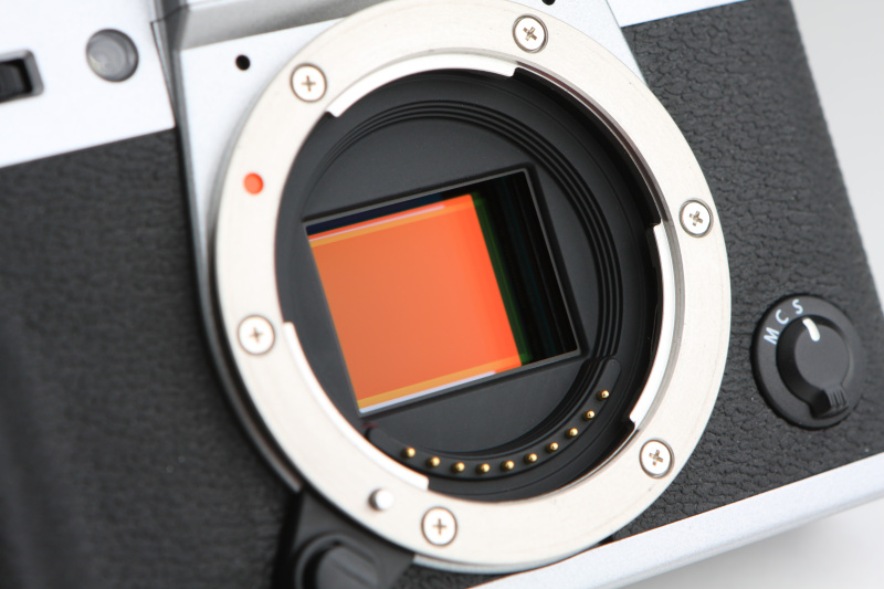 X-T1と同じとするAPS-CサイズのX-Trans CMOS IIセンサーを搭載する。ローパスレスで有効約1,630万画素。