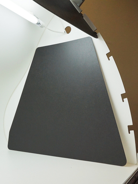 黒のサイドパネルが付属する