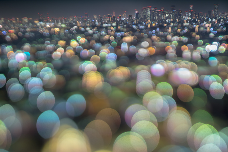 東京タワーを中心に周辺の住宅が放つ光彩を構図全体に広げた。ボケの大きさと主題の小ささを同時に表せるギリギリのポイントを探った。練馬区役所から撮影。ソニーα6000／シグマ35mm F1.4 DG HSM | Art／35mm（52mm相当）／マニュアル露出（F1.4、4秒）／ISO100／WB→オート