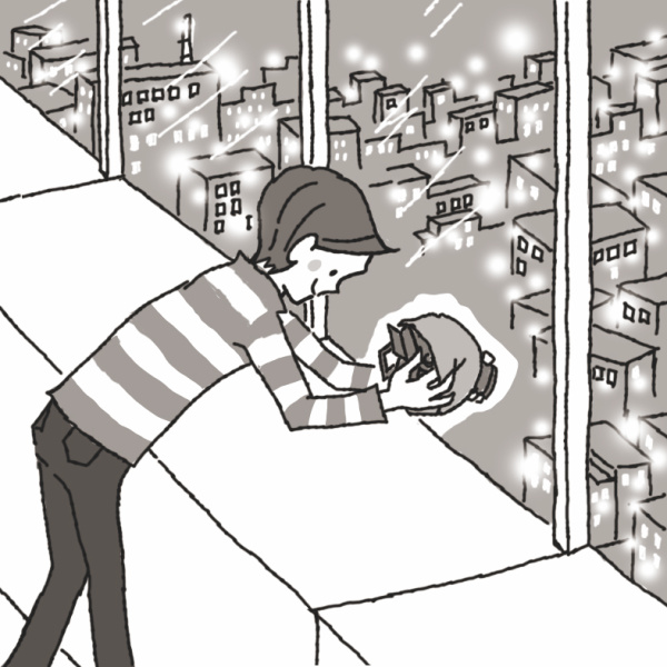 <strong class="">窓の直前まで寄って撮影する</strong><br class="">上半身を窓枠に乗り出して、窓の直前でレンズとカメラを持って撮影。ウェストレベルで構えると液晶モニターは下を向いてしまうため、上に向けておく。レンズのフィルター部に親指をおき、指を窓に接触させて距離を保つ。レンズの位置を決めたらカメラを前後に動かしてフォーカスを合わせる。