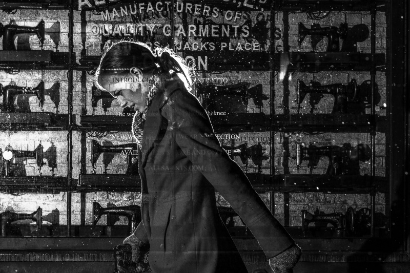 フラッシュが雨粒を光らせ、被写体は光の輪郭で浮かび上がった。スローシャッターにより被写体が透けてショーウインドーと重なった。Leica M9／SUMMICRON-M F2/50mm／50mm／マニュアル露出（F8、1/4秒）／ISO160／WB→オート