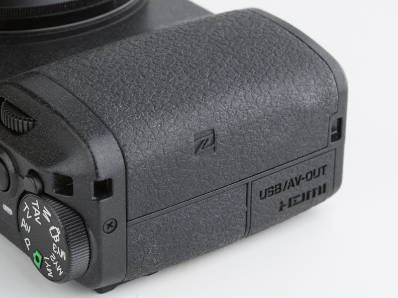 グリップの側面にNFCのマークが刻印されている。スマホをかざすだけでペアリングできる