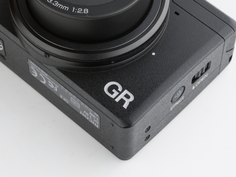 製品名はGR IIだが、ボディ前面の刻印は「GR」だけでシンプルだ。