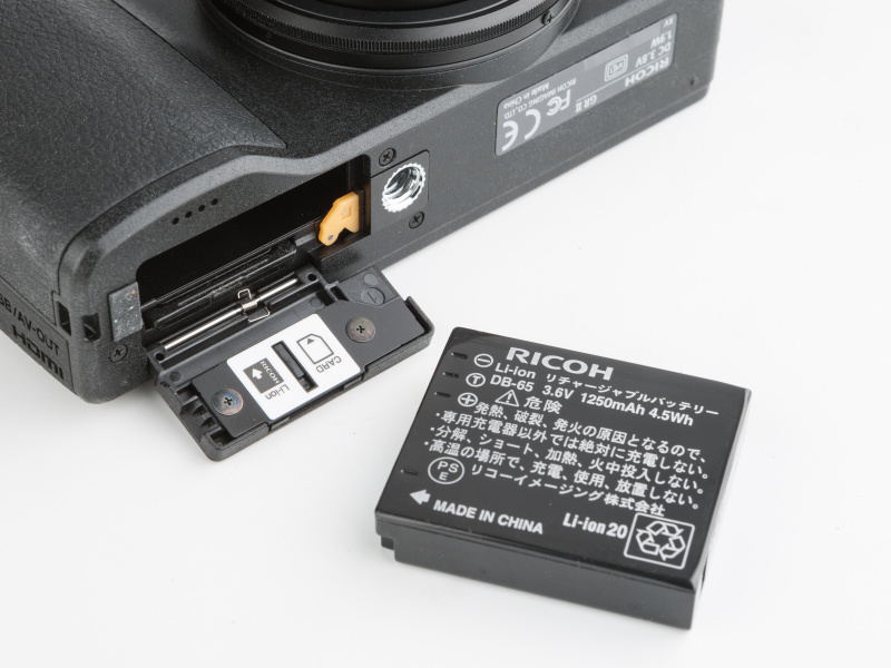 バッテリーは従来機と同じDB-65を採用している。バッテリー下がメモリーカードスロットだ