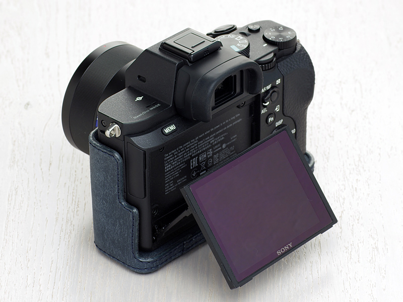 ケースを装着したまま液晶モニターをチルトできる