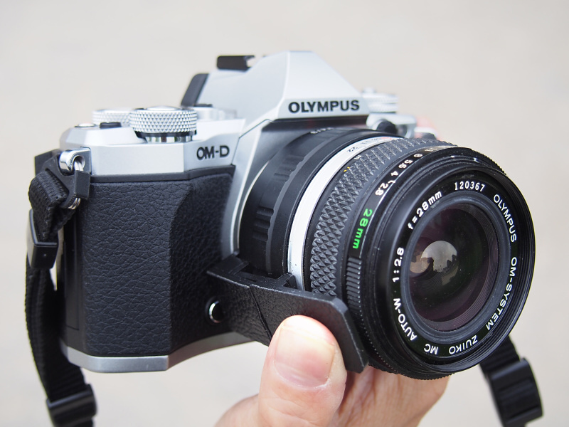 フィルム時代のオリンパスOMレンズは、レンズ側面に「絞り込みボタン」を備えている。今回はその機構をデジタルでの撮影に活かすため、マウントアダプターに、絞り込みボタンを押しやすくするための「可動レバー」を取り付ける改造を行った。これによって古い時代のOMレンズが「半自動プリセット絞り」として使用できる。絞り開放でピントを合わせた後、ワンタッチで設定した値に絞り込むことができる