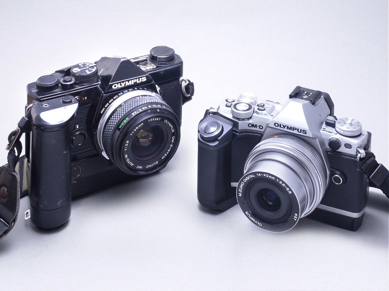 その昔私が愛用していたオリンパスのフィルム一眼レフOM-2Nと、オリンパス最新鋭デジカメOM-D E-M5 Mark IIを並べてみた。あらためて較べると実によく似ている。OM-2Nには「ワインダー2」を装着しているが、E-M5 Mark IIにもこのイメージを踏襲したグリップが用意されている