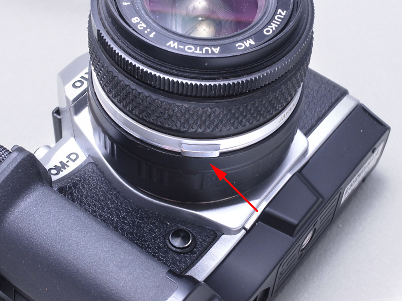 オリンパスOMレンズはその特徴として、レンズ側面に絞り込みボタンを装備する。この機構を利用すれば、デジカメに装着したレンズを半自動プリセット絞りとして使うことができる。しかし実際には、この絞り込みボタンは小さくて押しづらい。そこでマウントアダプターに改造を施すことにした