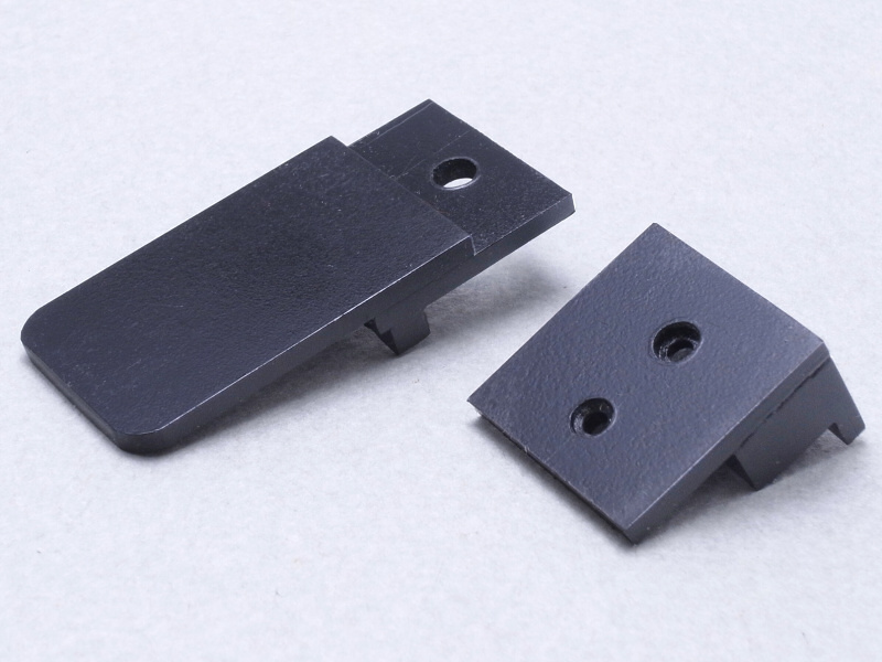 マウントアダプターに取り付ける可動レバーのパーツを製作。厚さ1mmと2mmのABS板を、所定の形状にカットし、専用接着剤で組み立てた。図面を引かず、現物合わせしながら機構を考え制作を進める